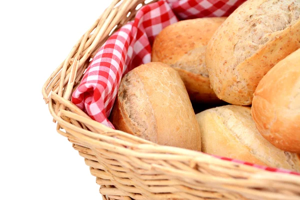 Closeup čerstvého chleba přejíždí do proutěného koše — Stock fotografie
