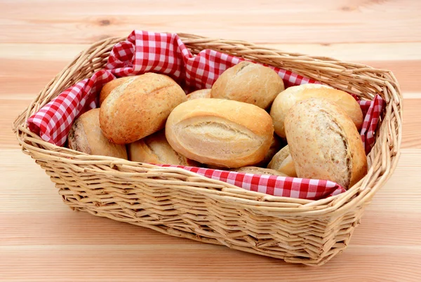 Sepet dolu taze ekmek ruloları — Stok fotoğraf
