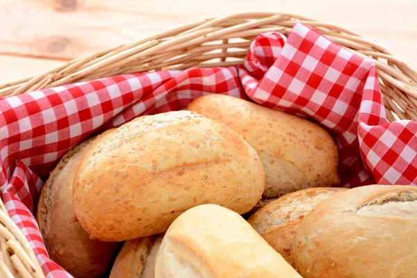 Primo piano di appetitoso dolore petit croccante in un cestino — Foto Stock