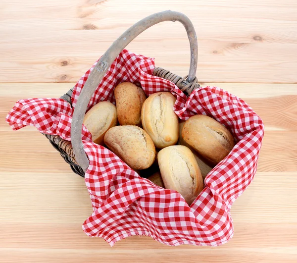 Rustic picnic basket of fresh bread rolls — Stock Photo, Image