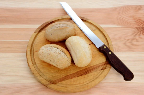Tre panini freschi con un coltello da pane — Foto Stock