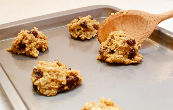 Cookie deeg lepelvormig wordt op het bakken blad — Stockfoto