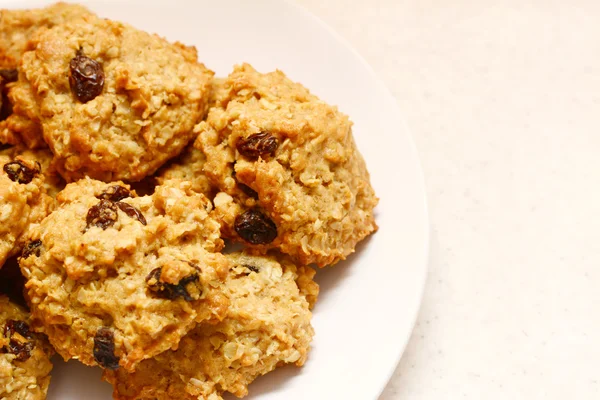 Deska chutné ovesné korintská cookie — Stock fotografie