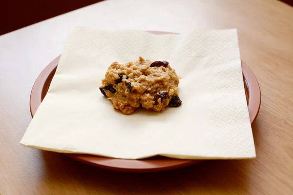 Freshly baked oatmeal raisin cookie — Stock Photo, Image