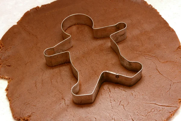 Gingerbread man cutter op cookie deeg — Stockfoto