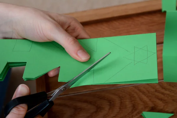 Closeup of cutting a Christmas tree paper chain — Stock Photo, Image