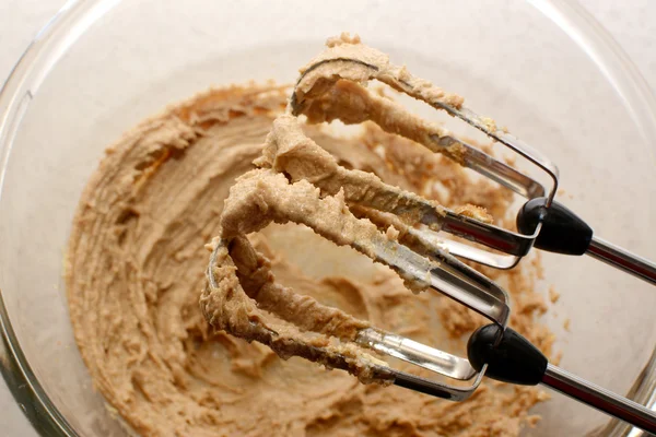 Creaming sugar and butter together with a hand mixer — Stock Photo, Image