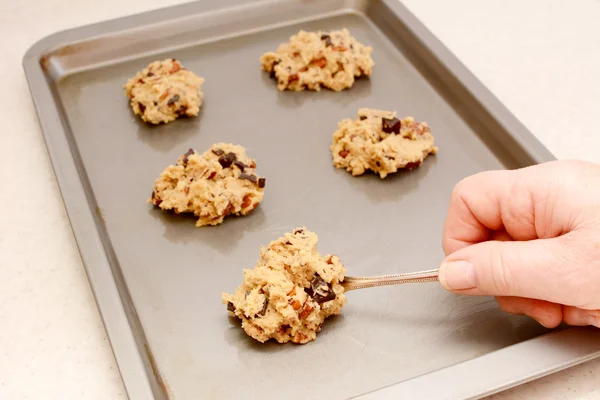 Spooning chocolade chip en pecan cookie deeg — Stockfoto