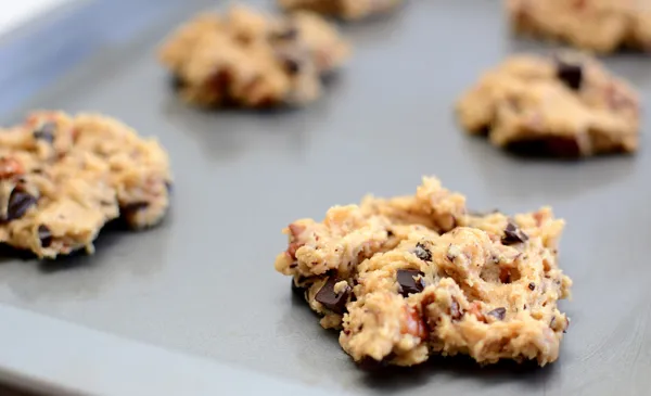 Cucharada de masa de galletas crudas listo para el horno —  Fotos de Stock