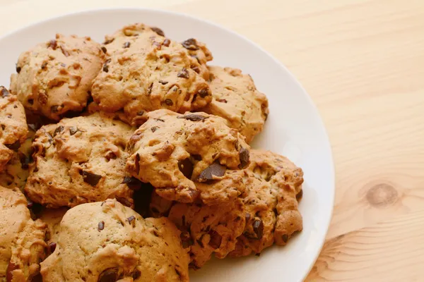 Plaat van heerlijke pecan en chocolade chip cookies — Stockfoto