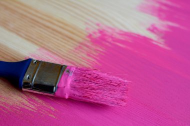 Paintbrush çam yarım boyalı tahta üzerinde kullanılan