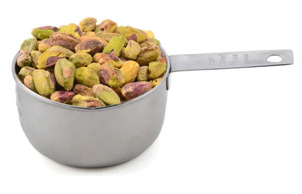 Nueces de pistacho con cáscara en una medida de taza de metal — Foto de Stock