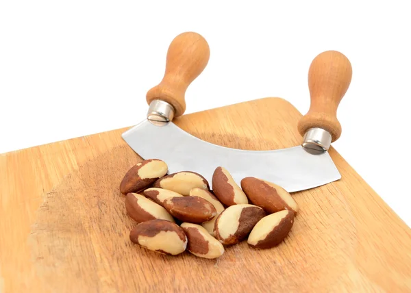 Целые бразильские орехи с качающимся ножом — стоковое фото