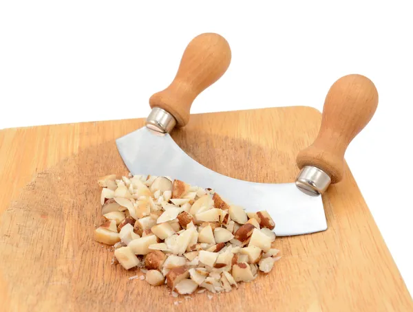 Nueces de Brasil picadas con un cuchillo mecedora — Foto de Stock
