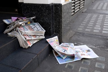 bir dükkan kapı terk tabloid Gazeteler