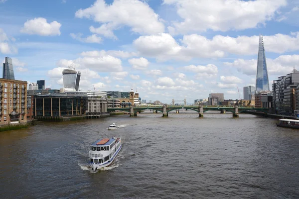 Boats sail the River Thames in London, England — Stock Photo, Image