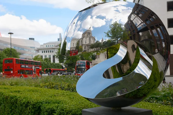 St. Paul's Cathedral reflected in a sculpture — Stock Photo, Image
