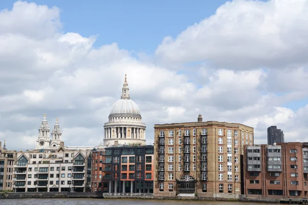 St Paul's Cathedral and other architecture along the north bank — Stock Photo, Image