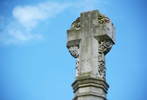 Stone cross war memorial outside Winchester Cathedral — Stock Photo, Image