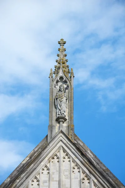 Stone carving of St. Swithun on top of Winchester Cathedral — Stock Photo, Image