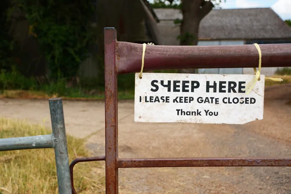 Weathered notice on a farm gate — Stock Photo, Image