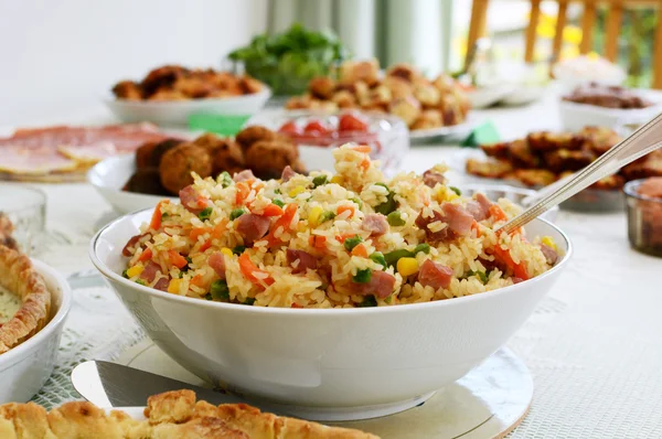 Tabak pirinç salatası bir büfe tablo — Stok fotoğraf