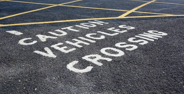 Let op voertuigen oversteken - waarschuwing in car park — Stockfoto