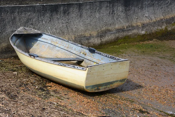 Weather-beaten dinghy on a concrete slipway — Stock Photo, Image