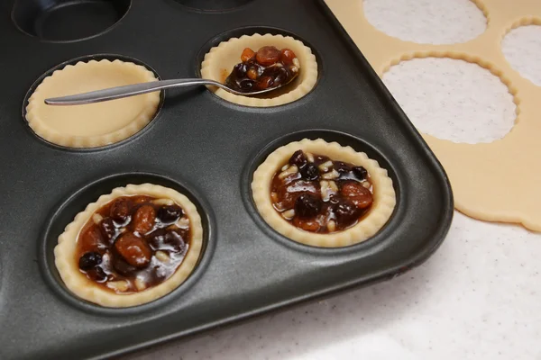 Filling mince pies with mincemeat — Stock Photo, Image