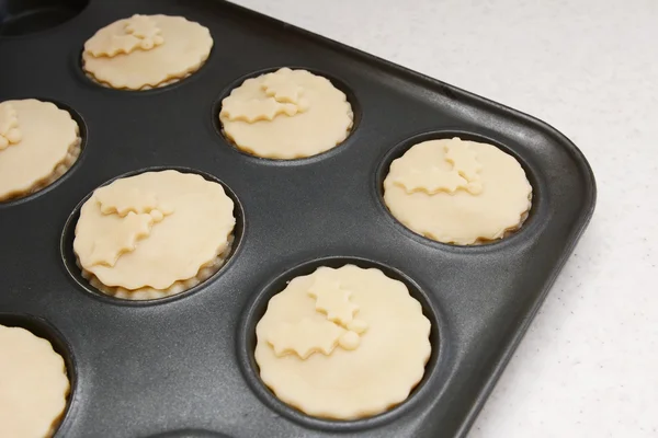 Mince pies in a bun tin ready for the oven — Stock Photo, Image