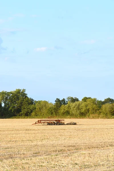 Erpice tra le stoppie sui terreni agricoli raccolti — Foto Stock