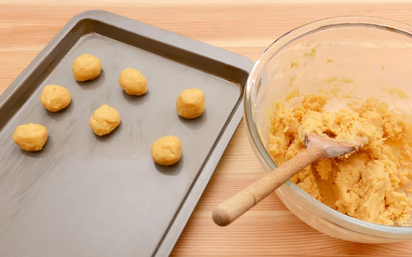 Balls of cookie dough on a baking sheet — Stock Photo, Image