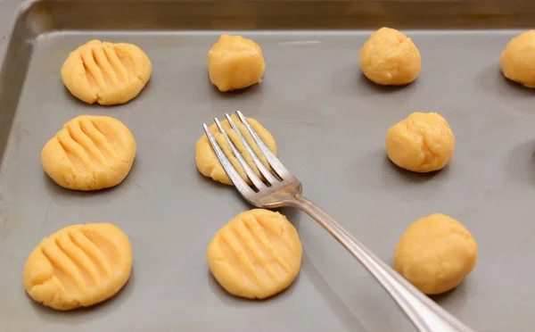 Flattening balls of cookie dough — Stock Photo, Image