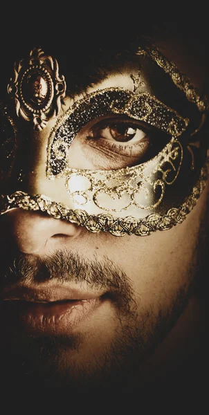 Maskeli adam.