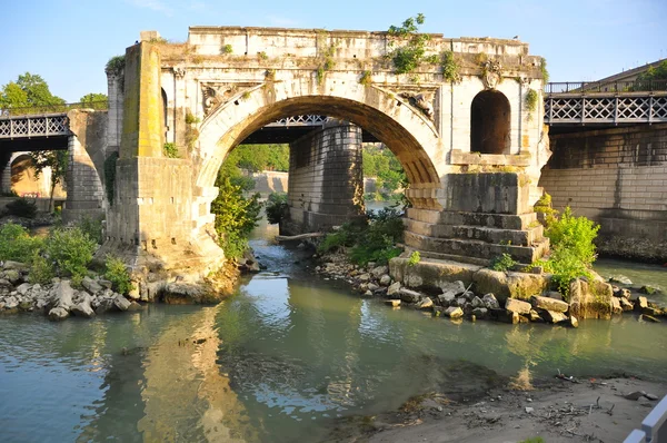 The ancient dilapidated bridge with an arch — Stock Photo, Image