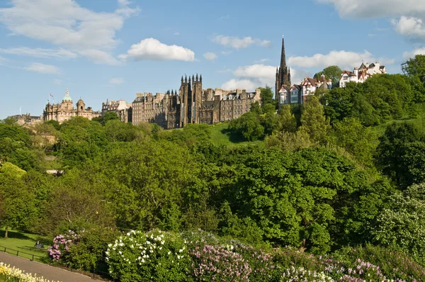 Pohled na edinburgh od městského parku — Stock fotografie