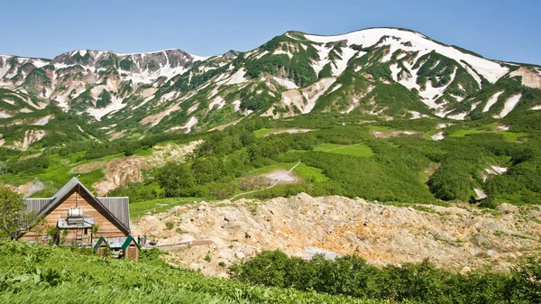 Little House in the Valley of Geysers — Stock Photo, Image