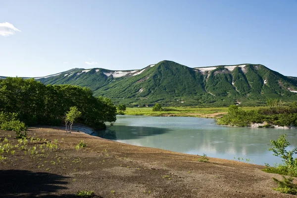 Volkan uzon caldera göl kıyısında