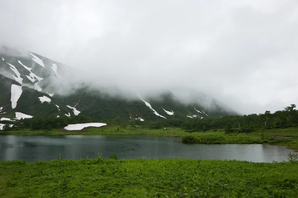 Volkan vachkazhets'ın eteklerinde tahkoloch Gölü