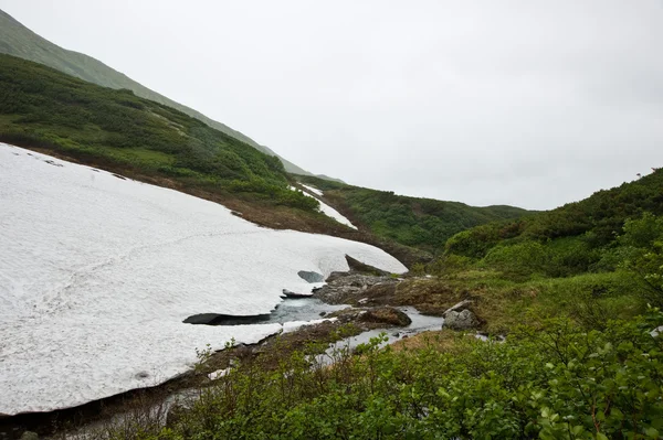 kar üzerinden akan dere