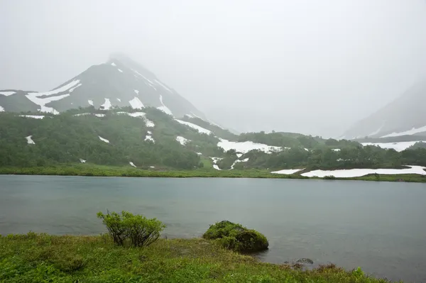 Volkan vachkazhets'ın eteklerinde tahkoloch Gölü