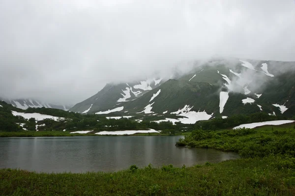 Lago Tahkoloch al pie del volcán Vachkazhets Fotos De Stock Sin Royalties Gratis