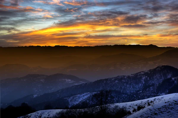 Sonnenuntergang auf dem hohen Berg. Sonnenuntergang in großer Höhe — Stockfoto