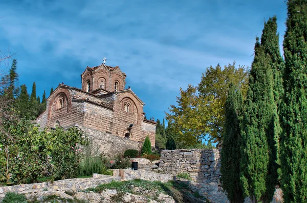 Oude oude kerk st. john (jovan kaneo) lagere uitzicht op meer van ohrid, Macedonië tussen de bomen — Stockfoto