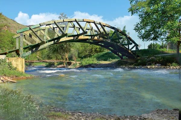 Хороший деревянный дуговой мост нижний вид — стоковое фото