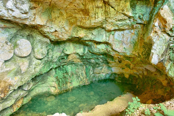 Barevné jeskynní jezero — Stock fotografie