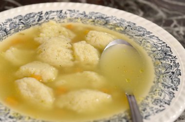 geleneksel martini matzo topu süslü bir tabak içinde görev yaptı.
