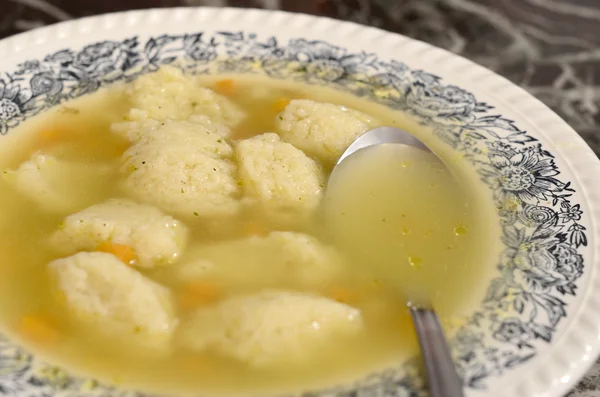 Sopa tradicional de bola matzo de frango servida em um prato decorado — Fotografia de Stock