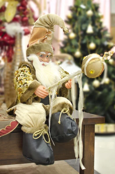 Weihnachtsmann Statue Dekoration posiert sitzend mit Neujahrsgruß — Stockfoto