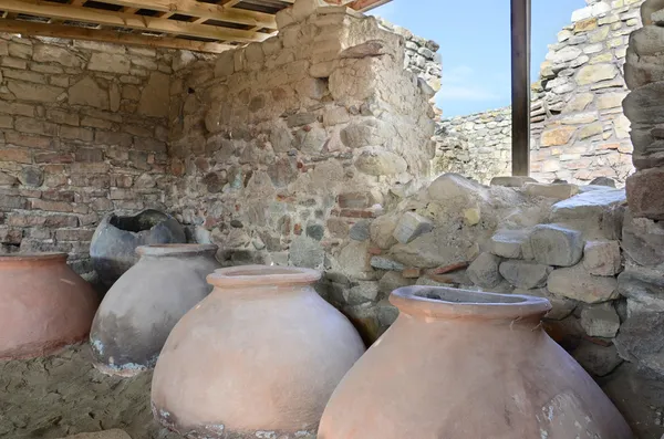 Vecchie pentole di argilla nelle rovine della città antica — Foto Stock